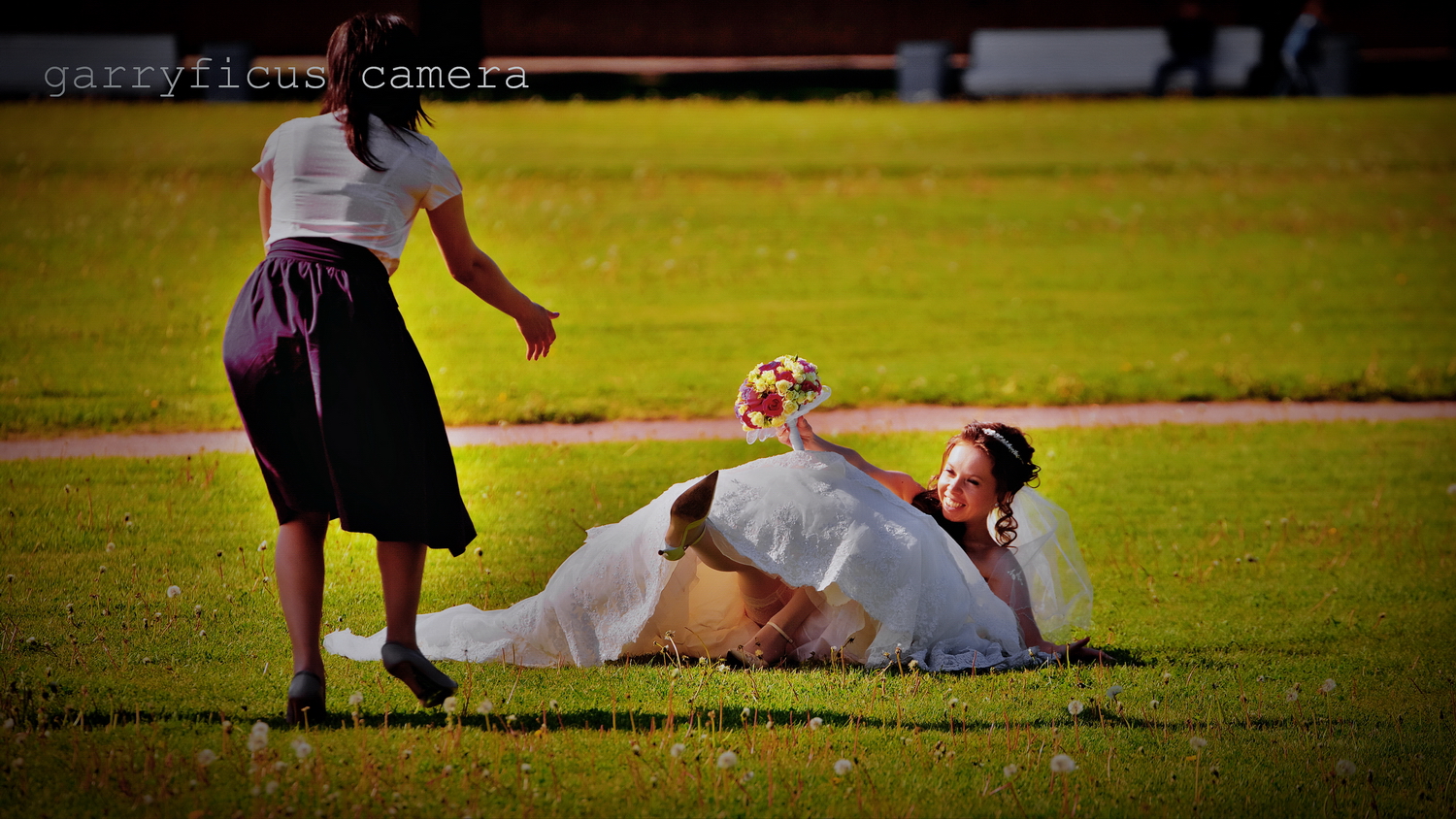невеста лежит на газоне